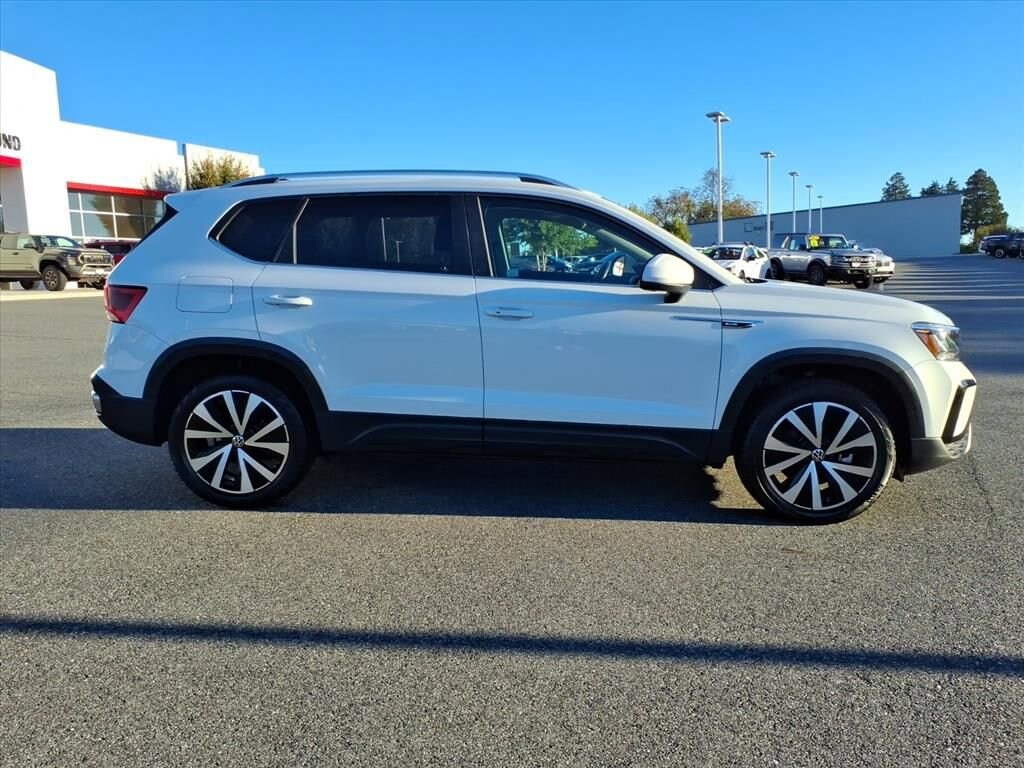 2022 Volkswagen Taos SE photo 3