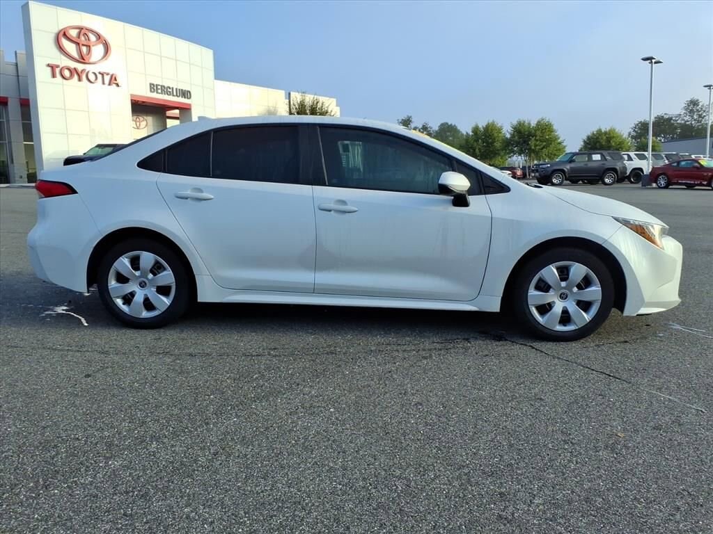 2022 Toyota Corolla LE photo 2