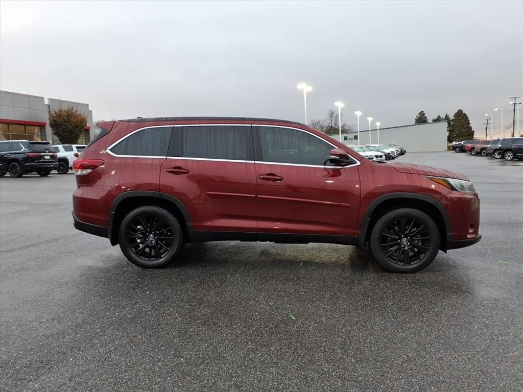 Used 2019 Toyota Highlander SE Sport Utility