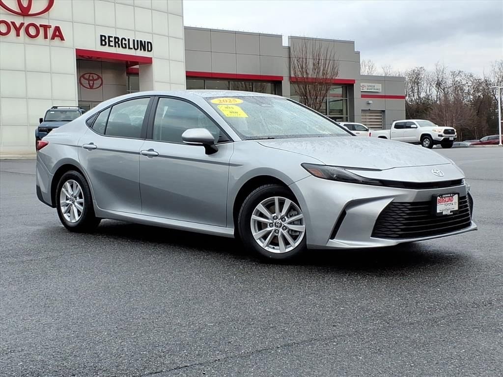 2025 Toyota Camry LE's photo