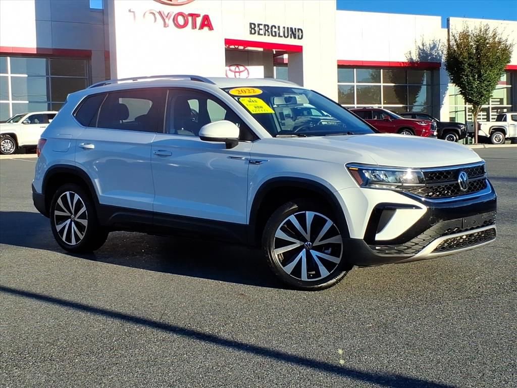 2022 Volkswagen Taos SE photo 2