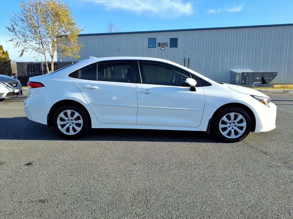 2024 Toyota Corolla Hybrid photo 2