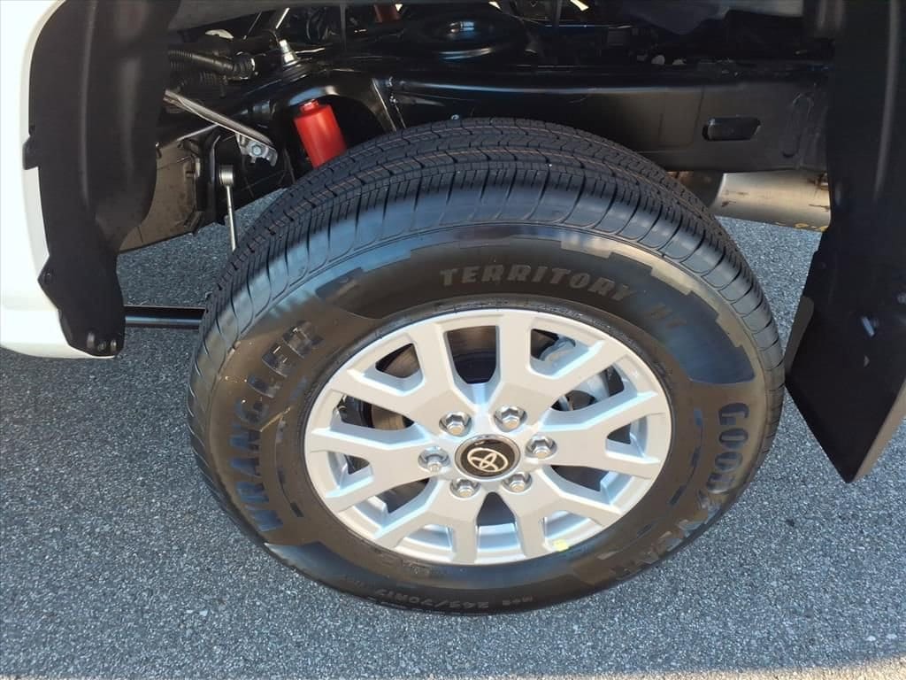 2025 Toyota Tacoma SR5 - Photo 8