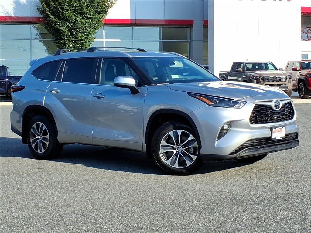 Used 2024 Toyota Highlander XLE Sport Utility