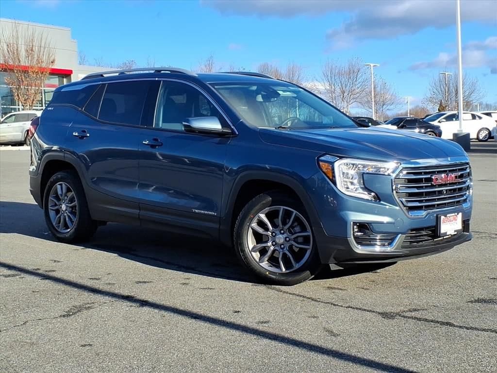 2024 GMC Terrain SLT's photo