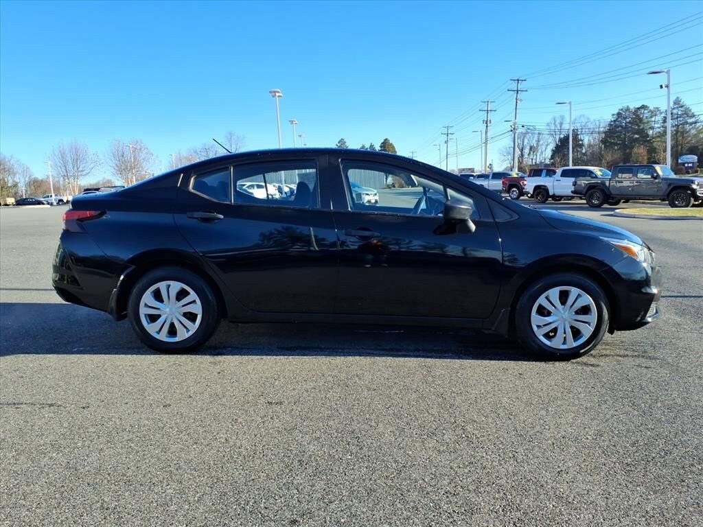 2020 Nissan Versa S photo 3