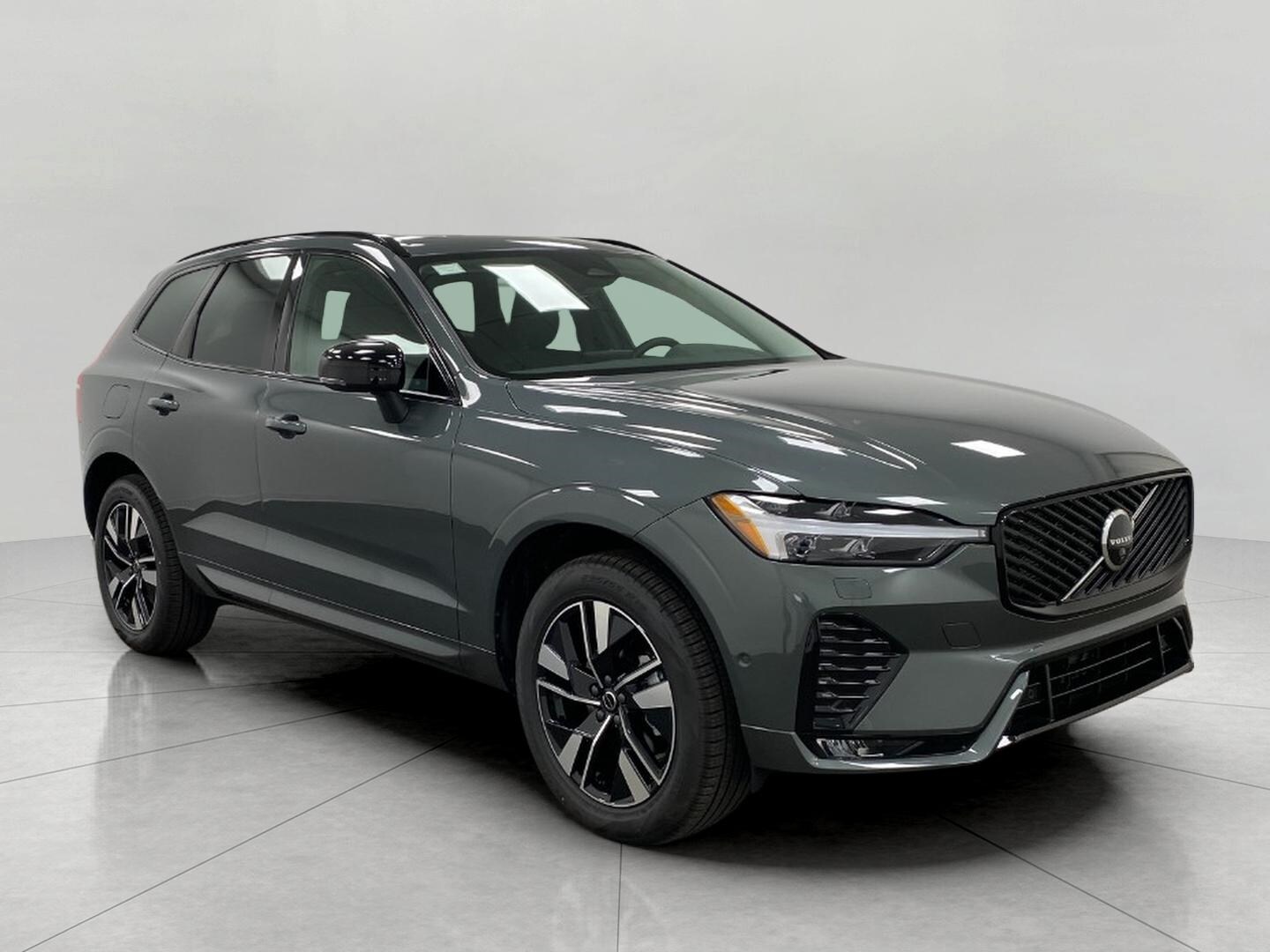 2026 Volvo XC60 B5 Plus Dark AWD's photo