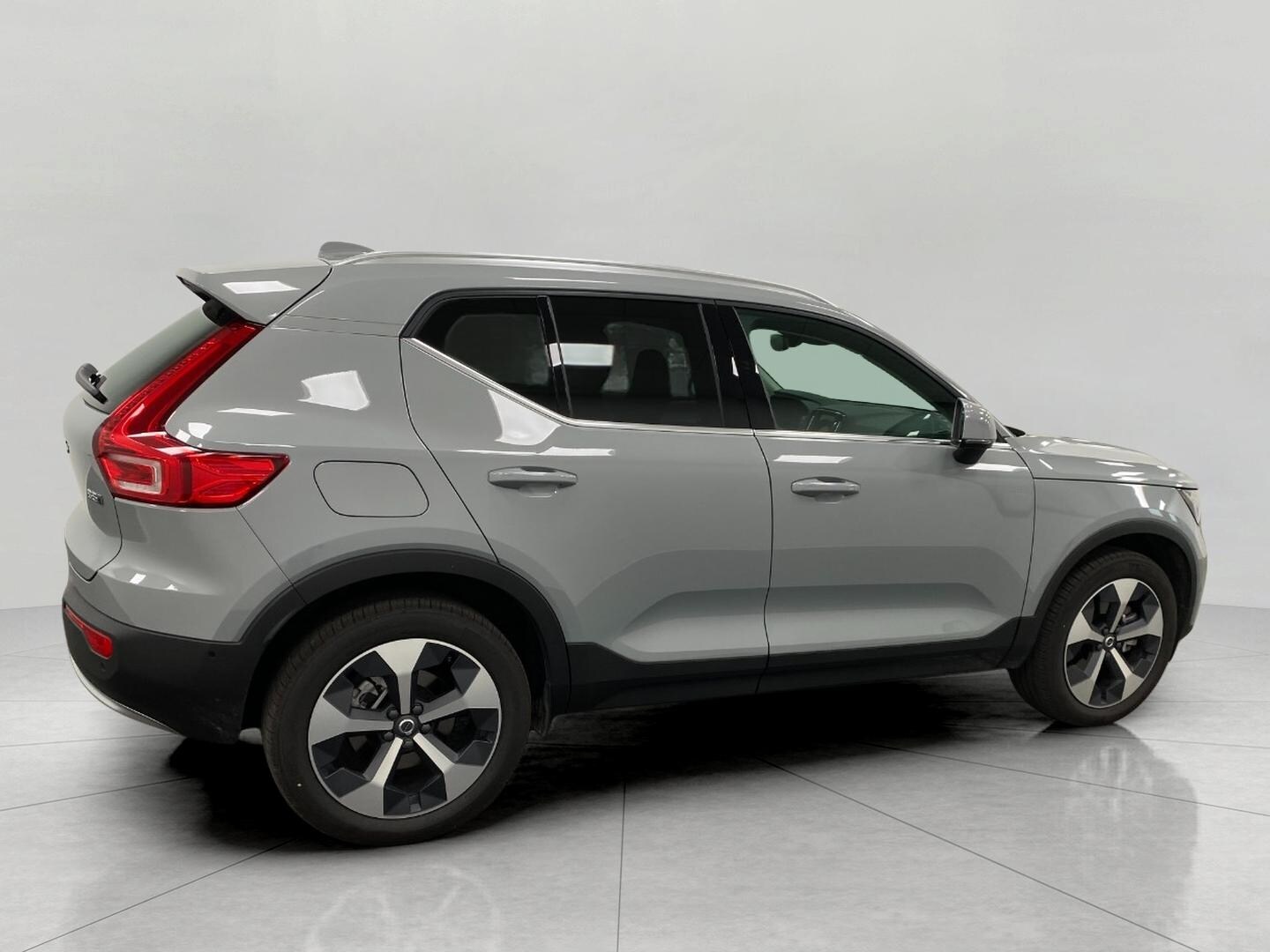 2025 Volvo XC40 AWD Plus photo 2