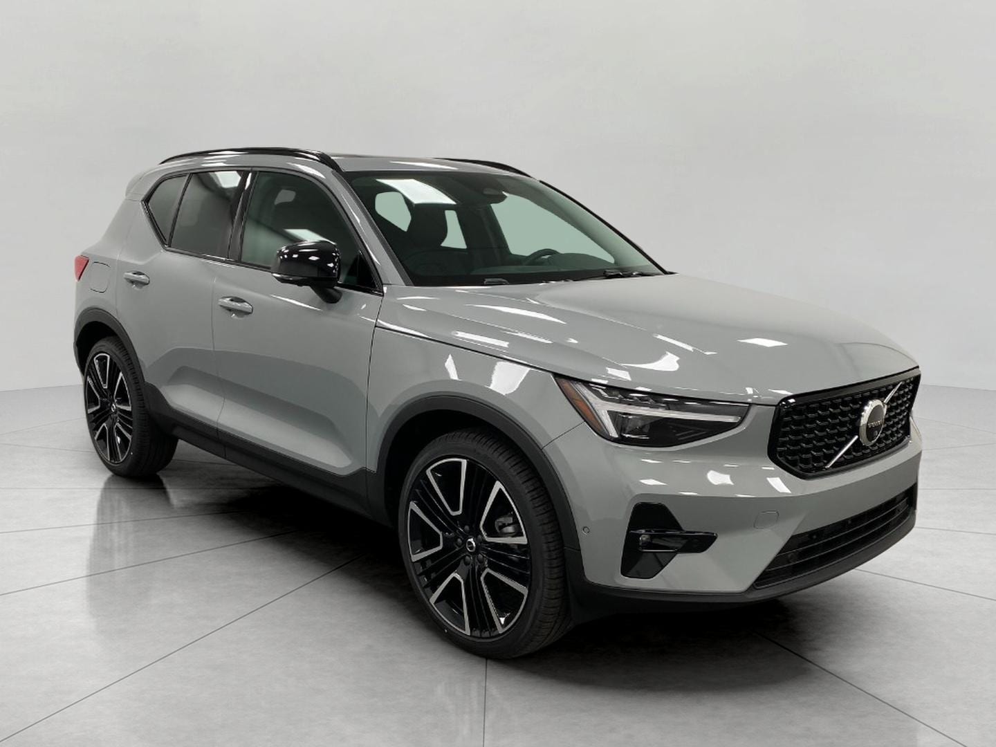 2025 Volvo XC40 B5 Ultra Dark Theme