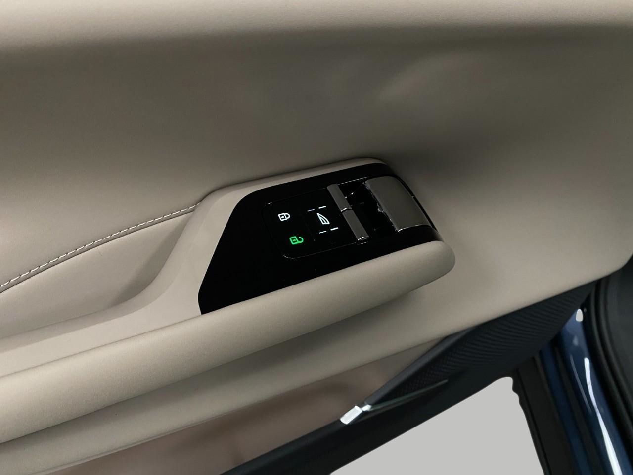 2025 Volvo EX90 Ultra - Photo 32