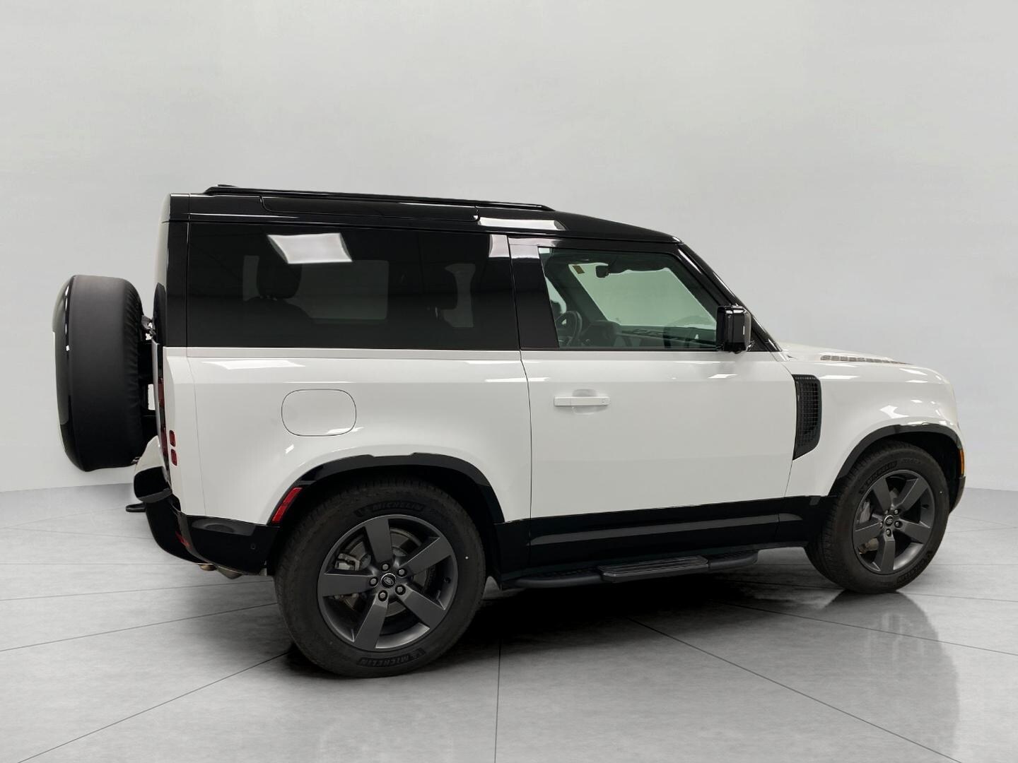 2025 Land Rover Defender 90 X-Dynamic SE photo 3