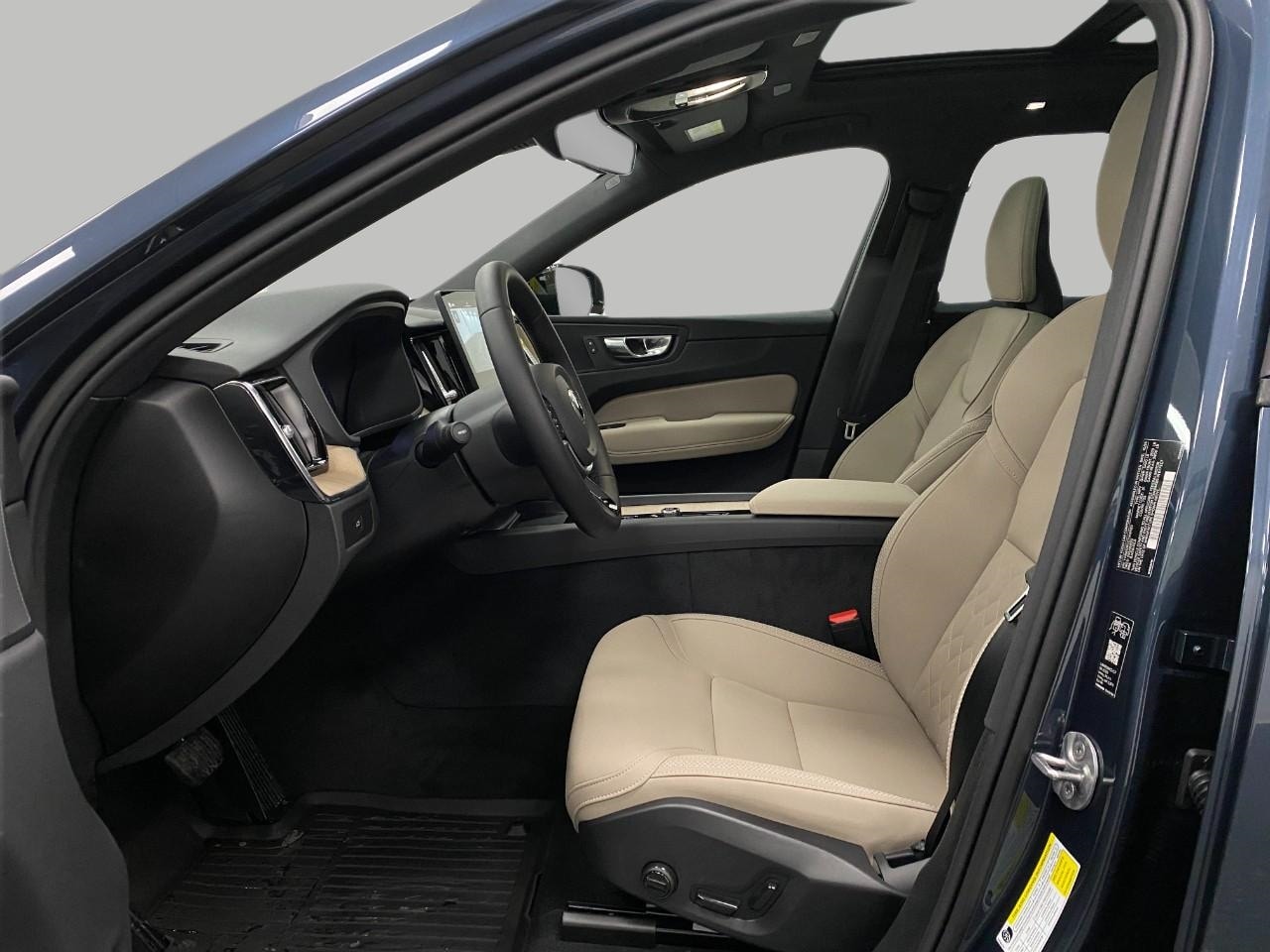 2026 Volvo XC60 Plus - Photo 31