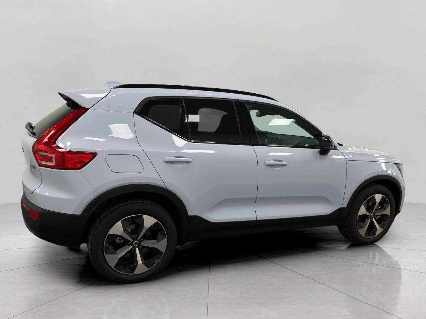 2026 Volvo XC40 Plus - Photo 2