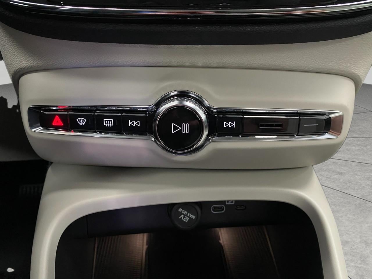 2026 Volvo XC40 Ultra - Photo 25