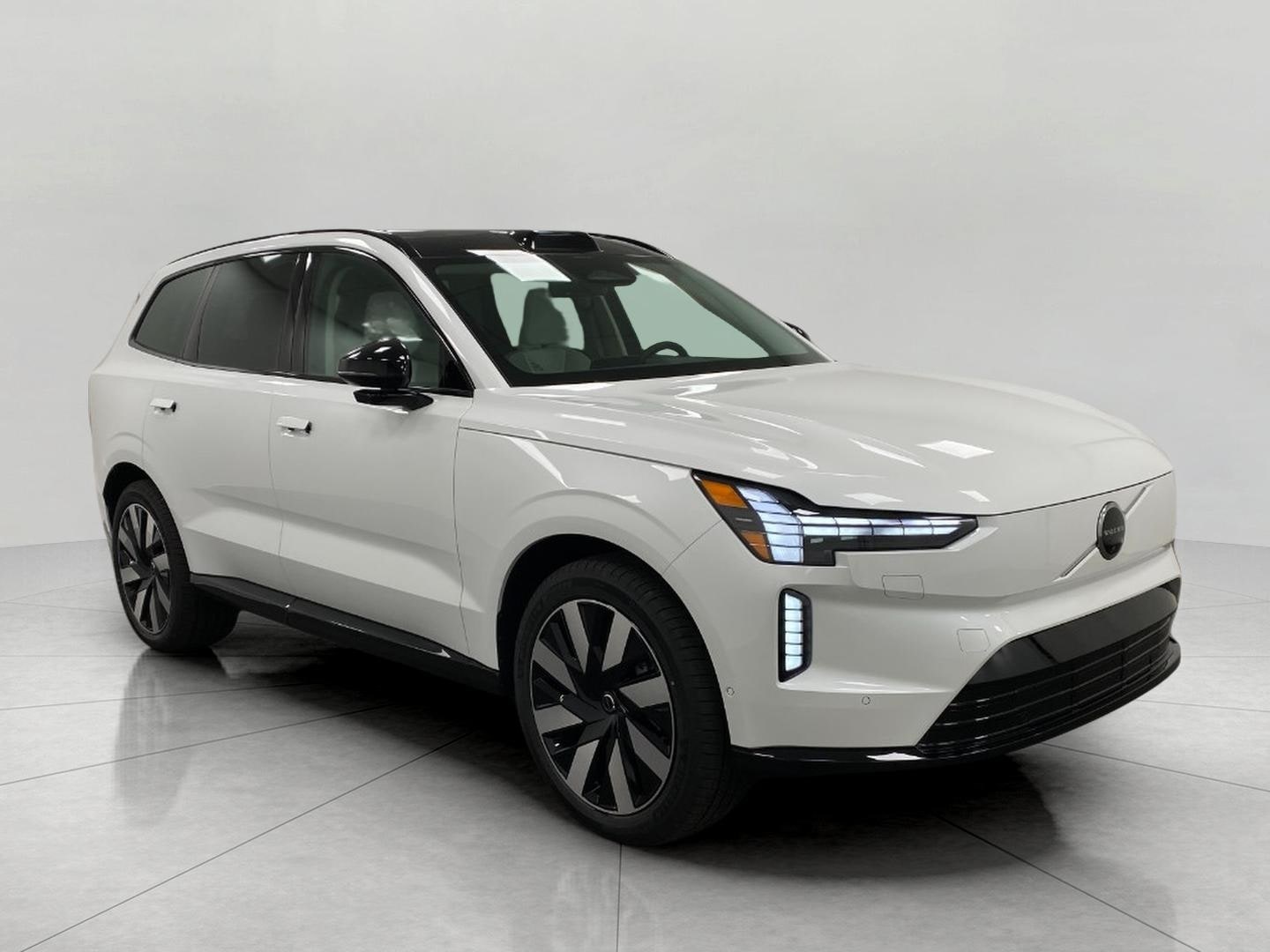 2025 Volvo EX90 Ultra's photo