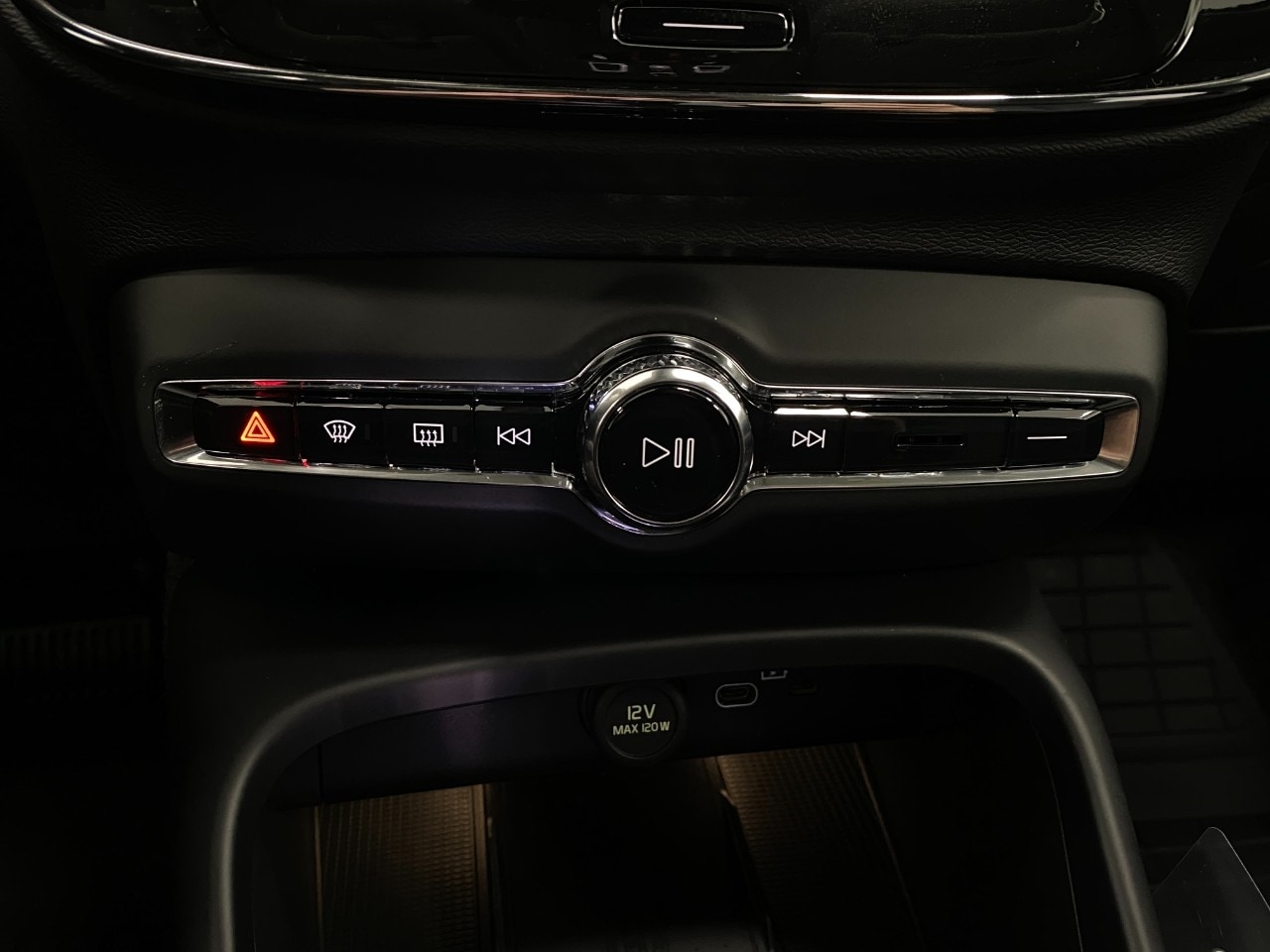 2026 Volvo XC40 Plus - Photo 25