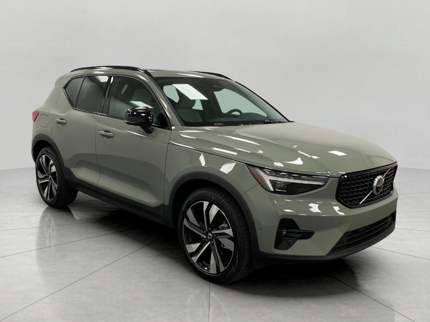 2025 Volvo XC40 B5 Plus Dark Theme