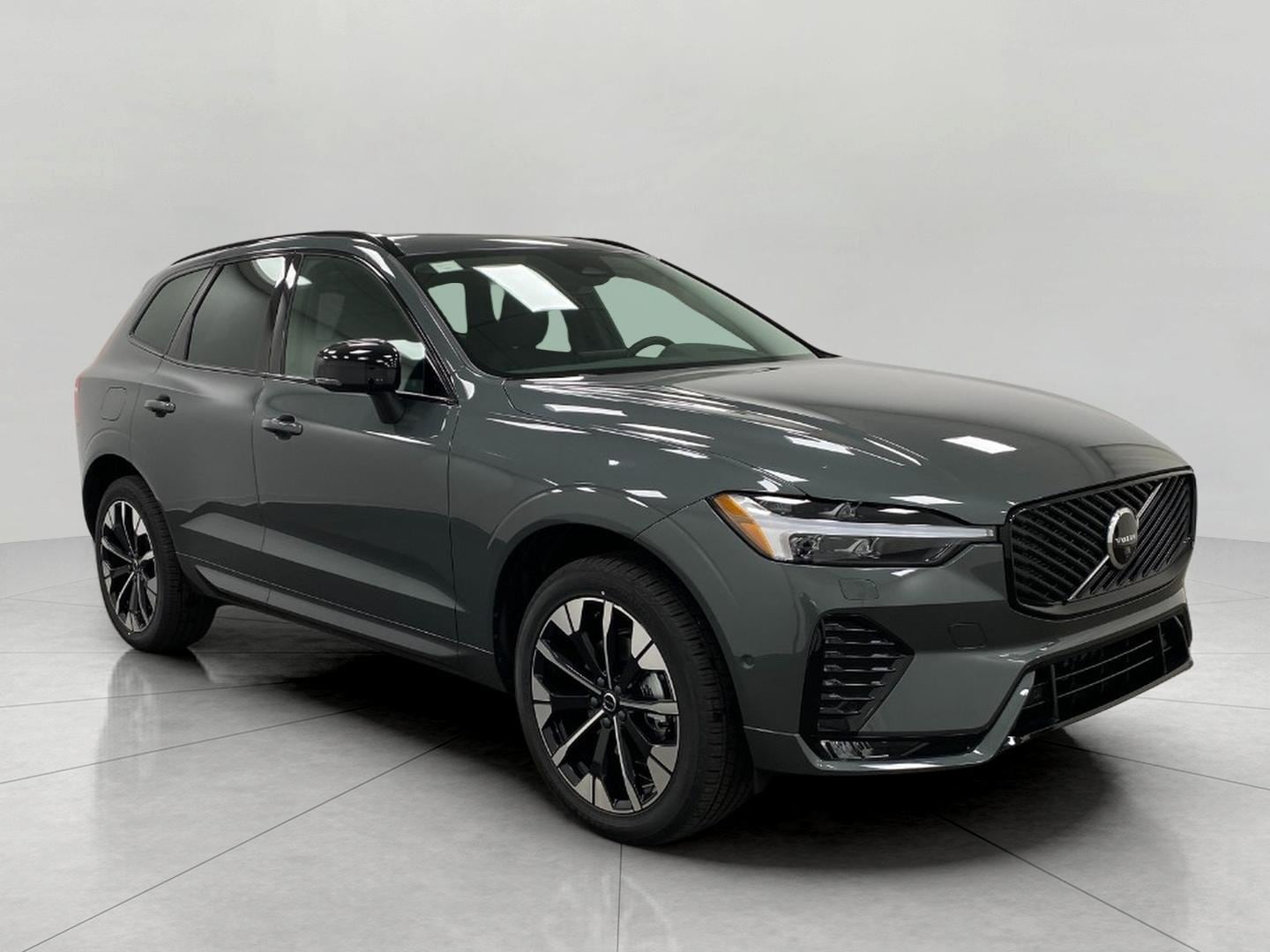 2026 Volvo XC60 B5 Plus Dark AWD's photo