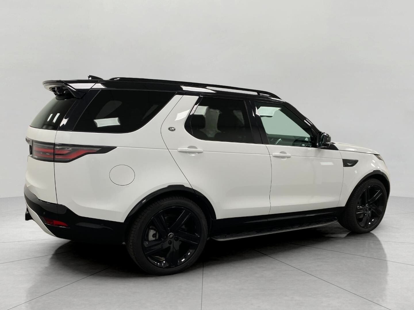 2025 Land Rover Discovery P360 Dynamic SE photo 3