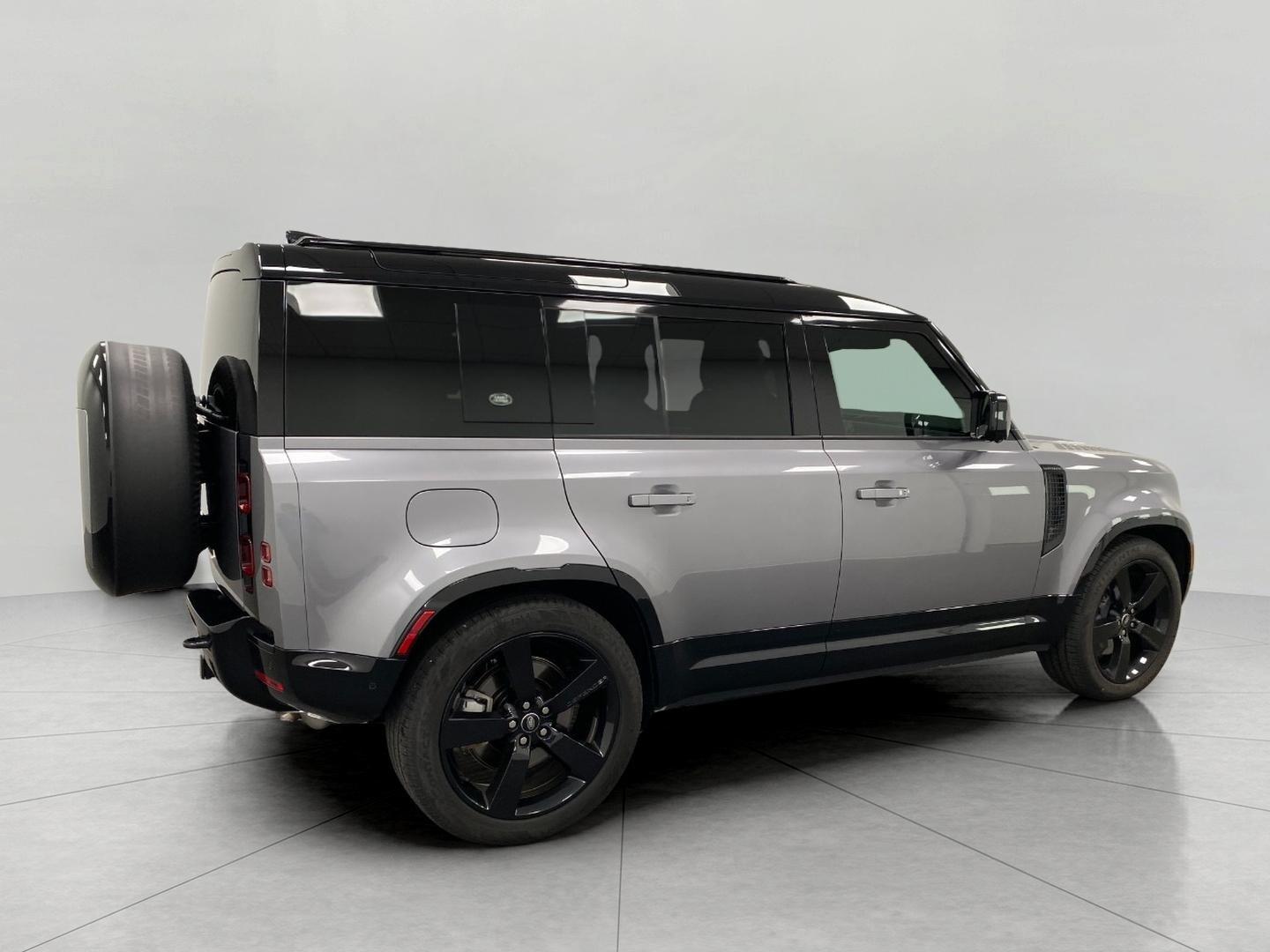 2024 Land Rover Defender 110 X-Dynamic SE photo 3