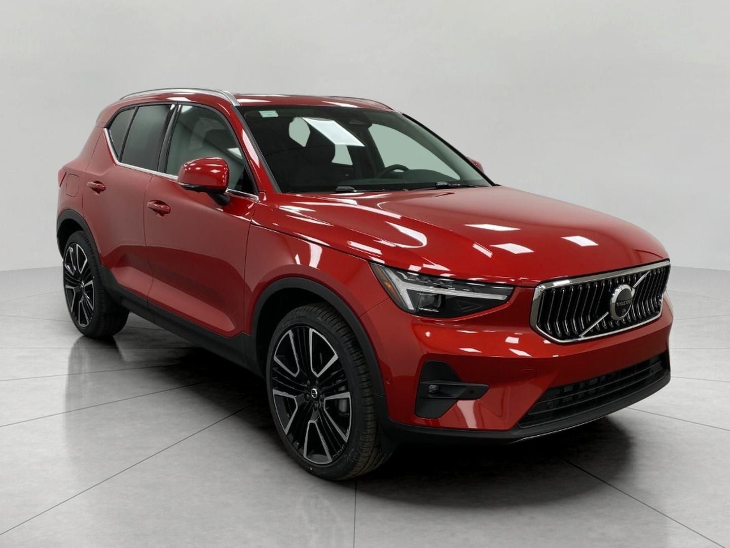 2025 Volvo XC40 B5 Ultra Bright Theme