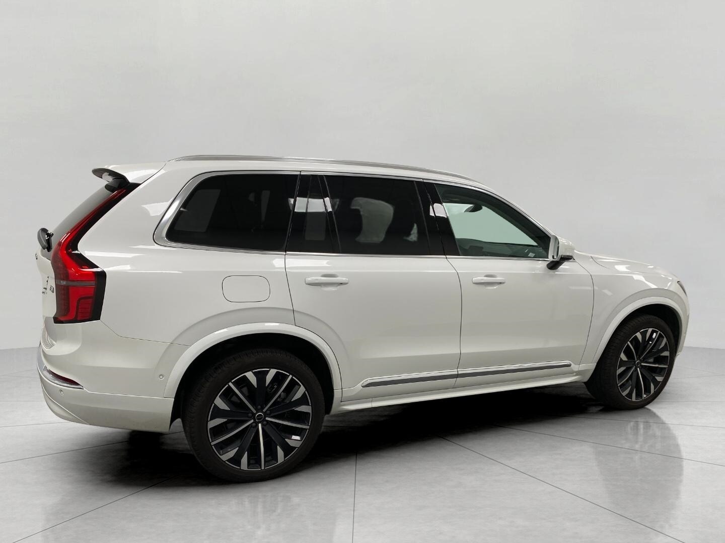 2025 Volvo XC90 T8 AWD photo 2