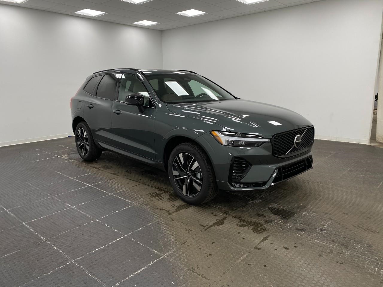 2026 Volvo XC60 Core's photo