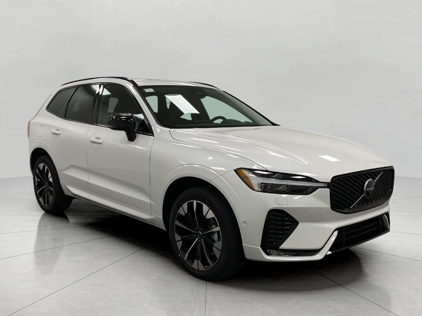 2026 Volvo XC60 Plus's photo
