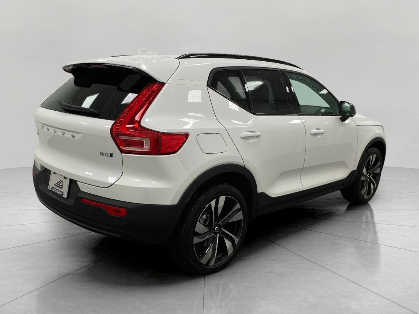 2026 Volvo XC40 photo 2