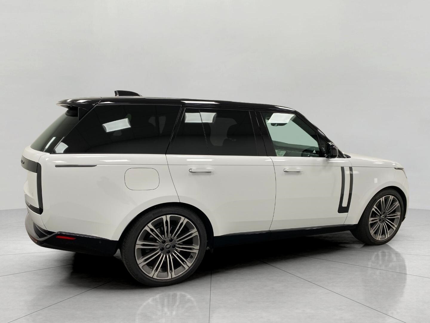 2025 Land Rover Range Rover SE photo 3