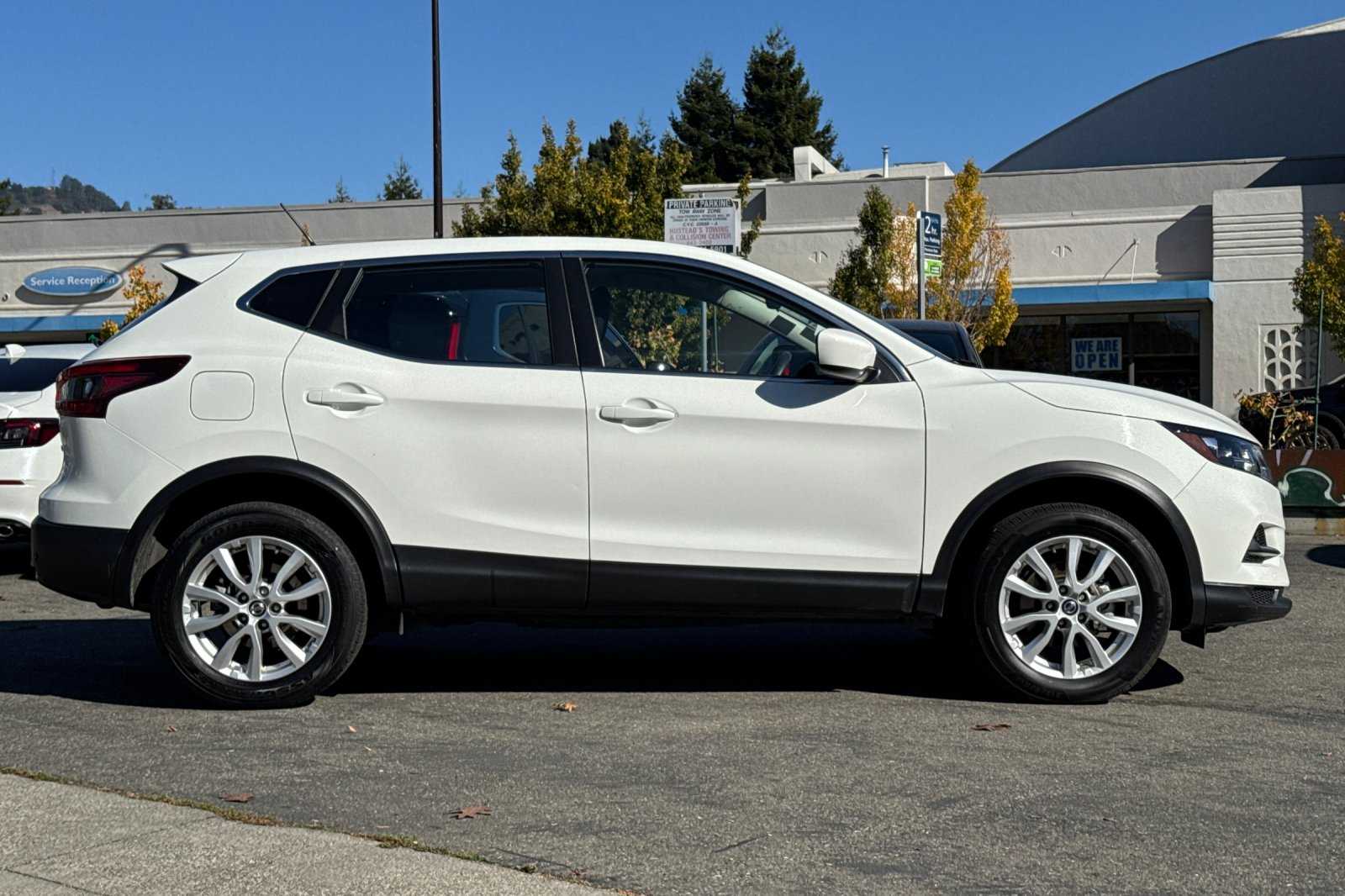 2021 Nissan Rogue Sport SV photo 2