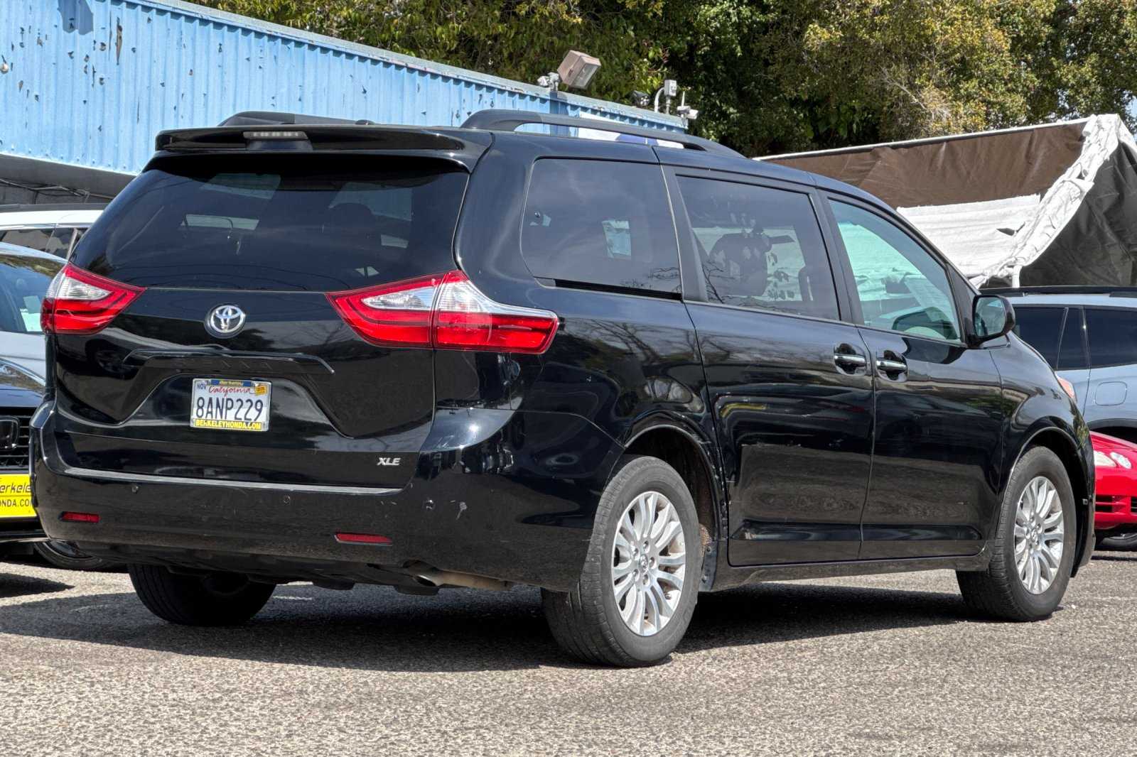 2017 Toyota Sienna XLE Premium photo 4