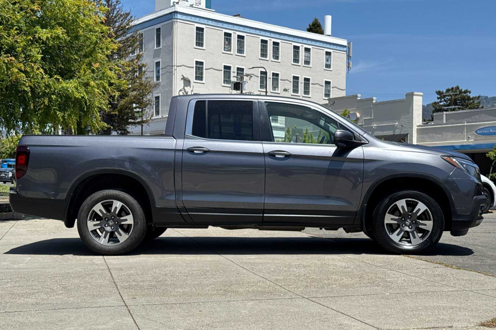 2017 Honda Ridgeline RTL-T photo 3