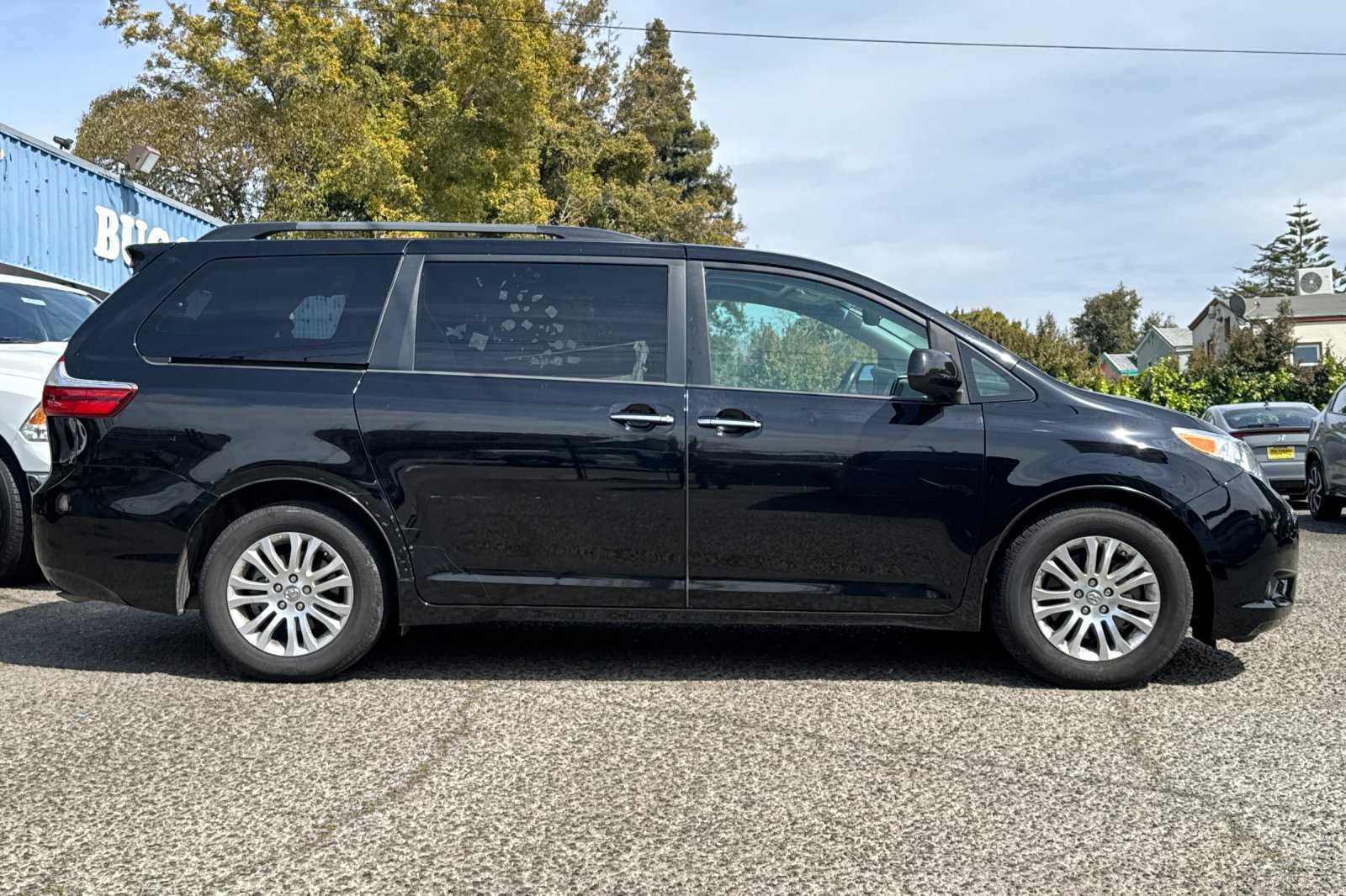 2017 Toyota Sienna XLE Premium photo 3