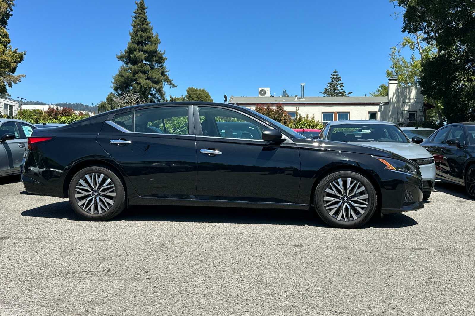 2025 Nissan Altima SV - Photo 3