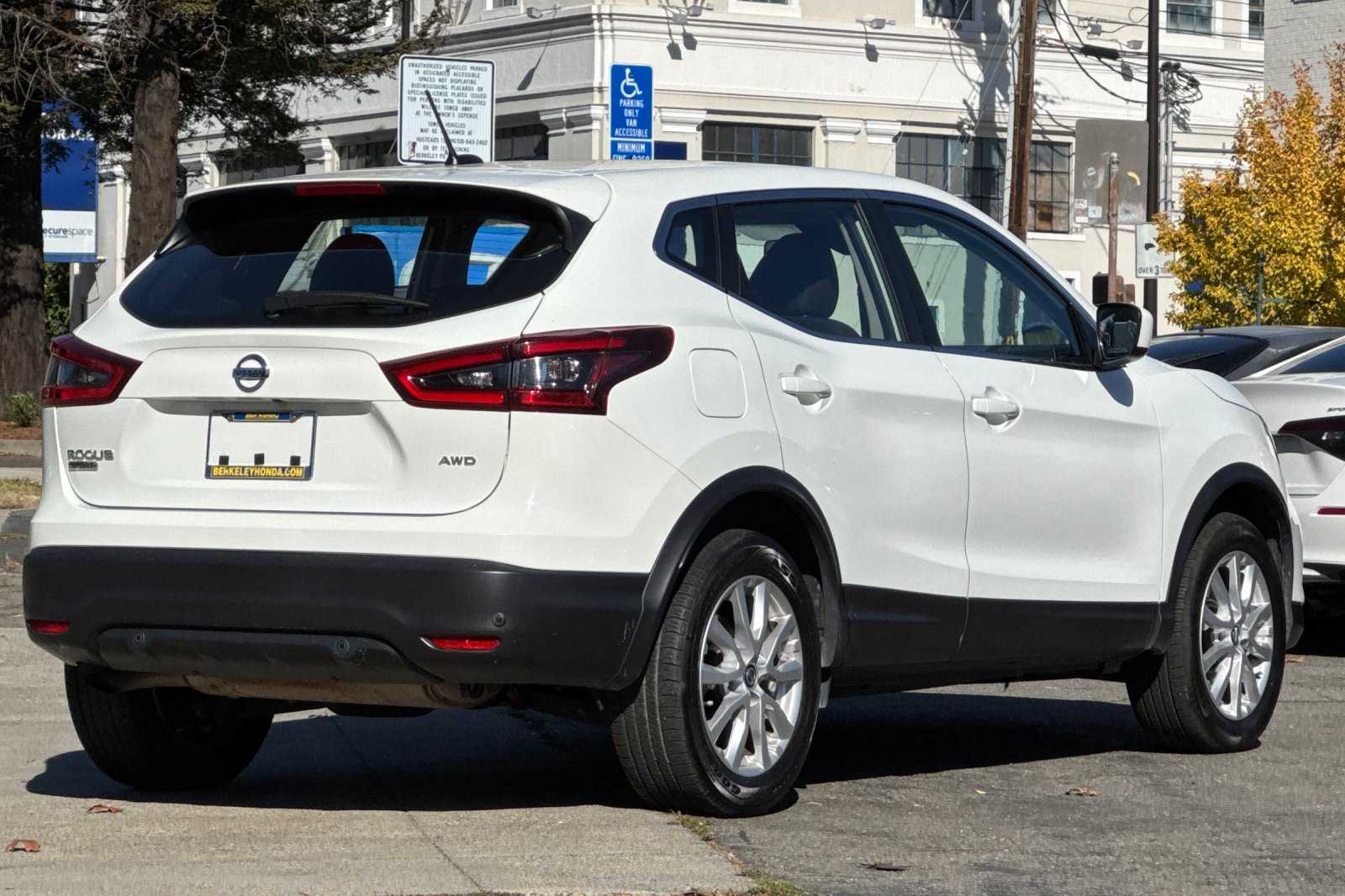 2021 Nissan Rogue Sport SV photo 3
