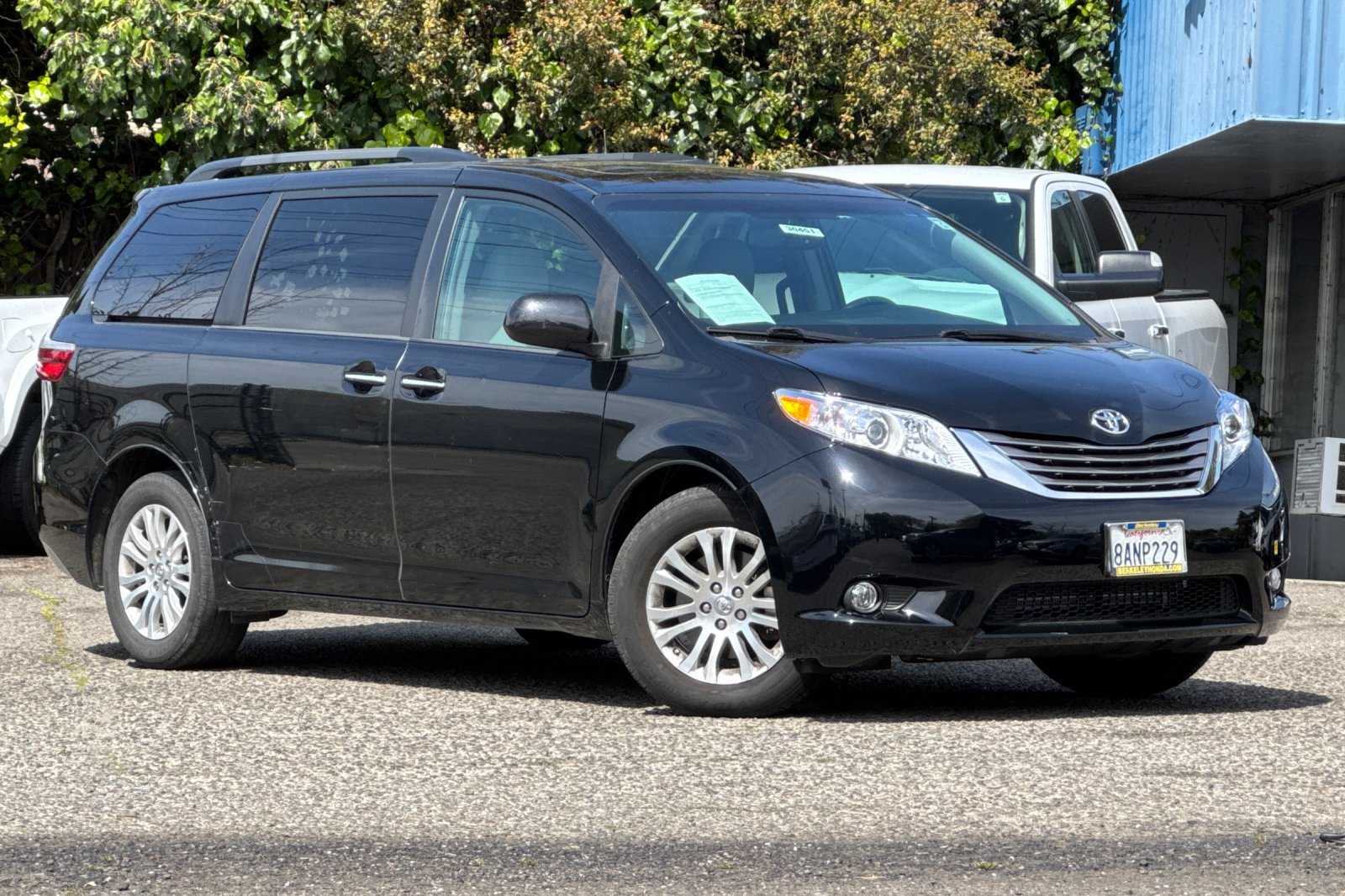 2017 Toyota Sienna XLE Premium photo 2