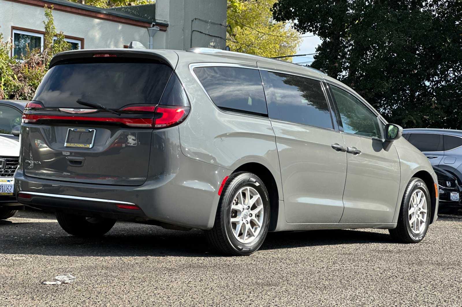2021 Chrysler Pacifica Touring L photo 4