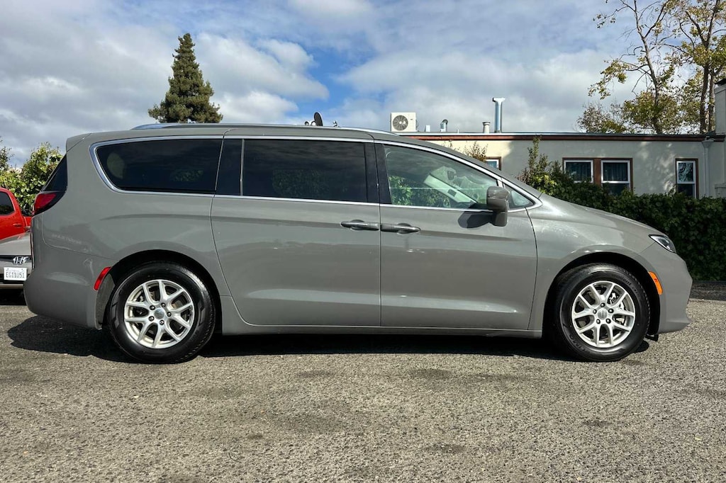 Used 2021 Chrysler Pacifica Touring L Van