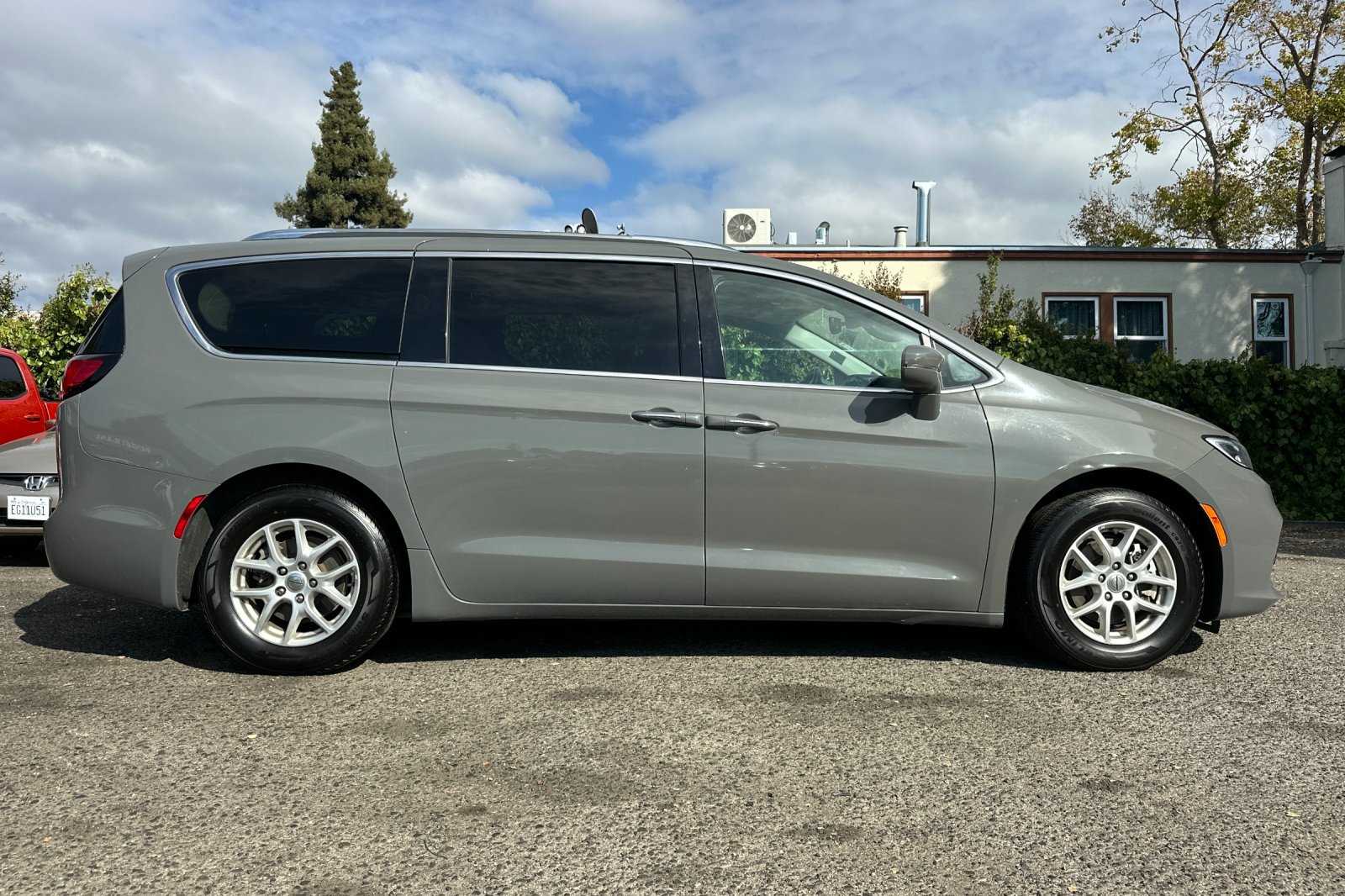 2021 Chrysler Pacifica Touring L photo 3