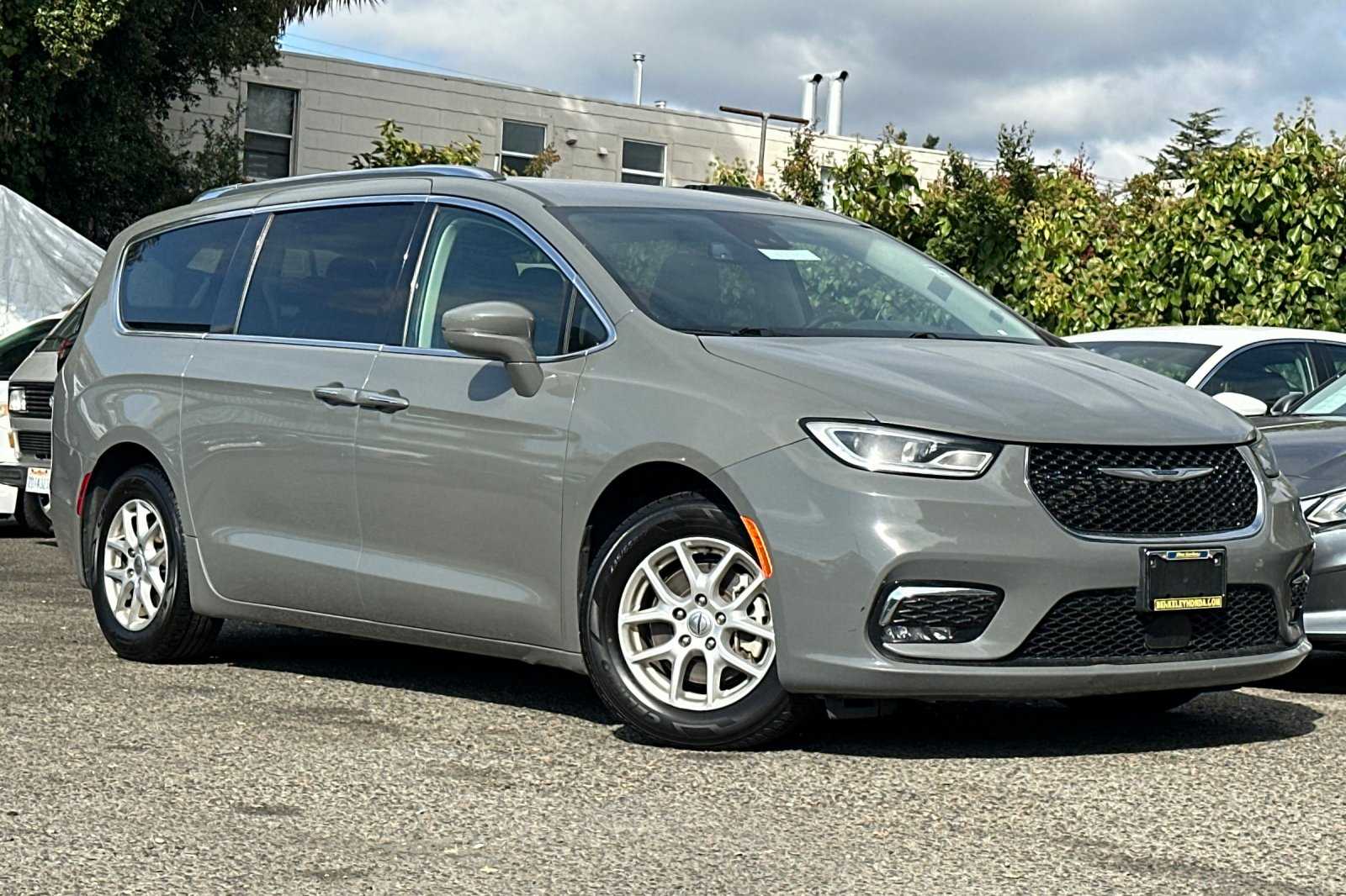 2021 Chrysler Pacifica Touring L photo 2