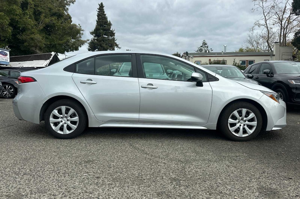 2024 Toyota Corolla LE photo 3