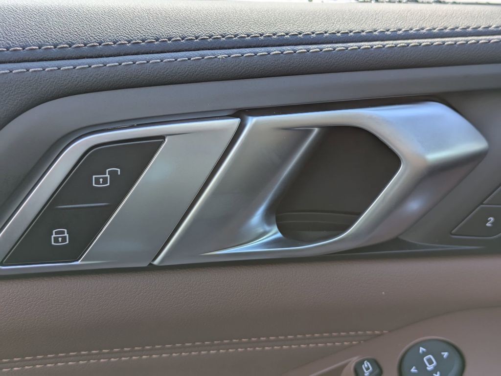 2026 BMW X5 M60i - Photo 12