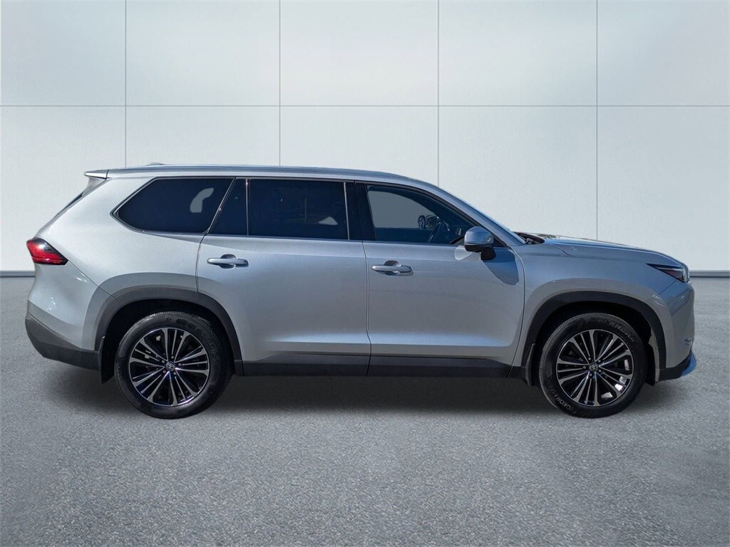 2024 Toyota Highlander Hybrid Platinum photo 2