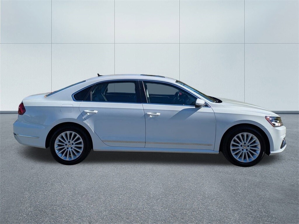 2017 Volkswagen Passat SE photo 2