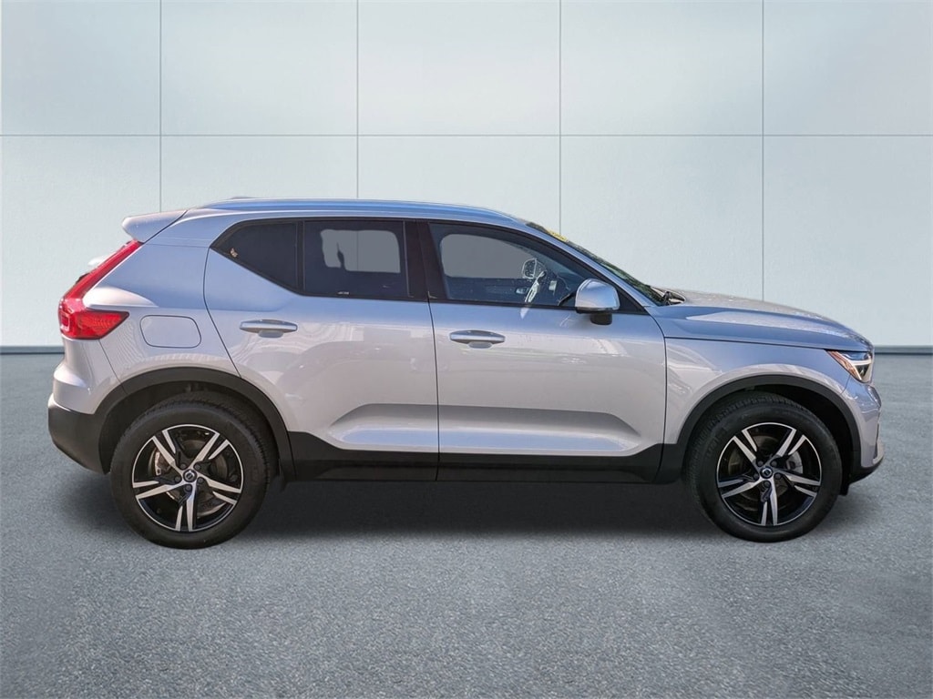 Used 2023 Volvo XC40 B5 Core SUV