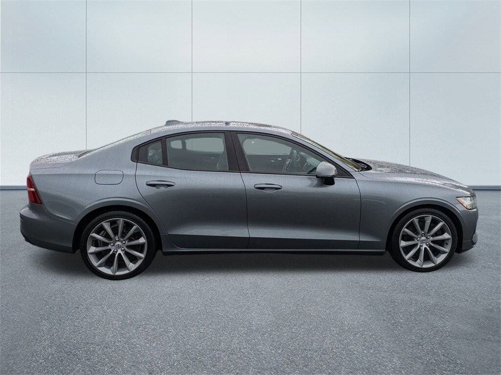 2019 Volvo S60 T6 Momentum photo 2