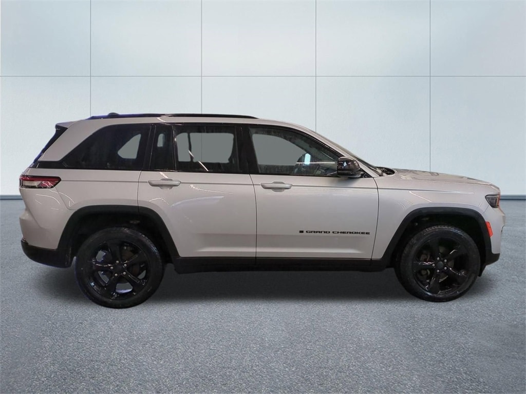 Used 2023 Jeep Grand Cherokee Altitude SUV