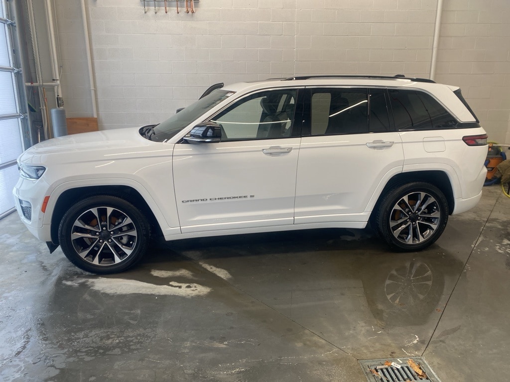 2023 Jeep Grand Cherokee Overland's photo