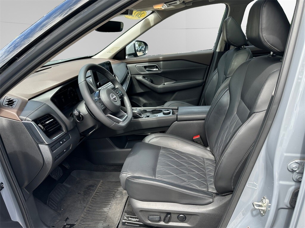 2023 Nissan Rogue Platinum photo 3